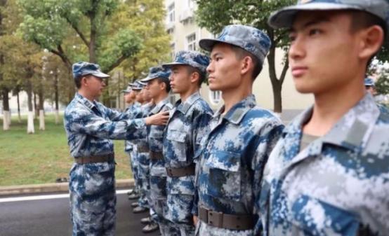 老兵與新兵，傳承與融合的軍旅力量，老兵新兵攜手，傳承融合鑄就軍旅力量之巔