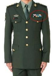 軍裝胸前熠熠生輝的徽章，榮耀與責(zé)任的象征，軍裝徽章，榮耀與責(zé)任的象征