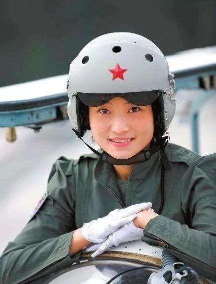 中國(guó)首批殲-10女飛行員墓前放模型——英勇無(wú)畏，永恒致敬，中國(guó)首批殲-10女飛行員墓前致敬，英勇無(wú)畏，永恒緬懷